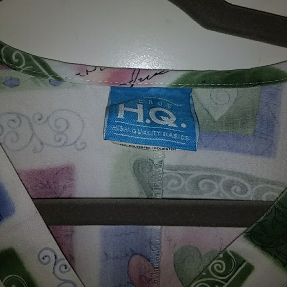 **NWOT** Scrub top Hq. Hearts, flowers - Picture 2 of 4